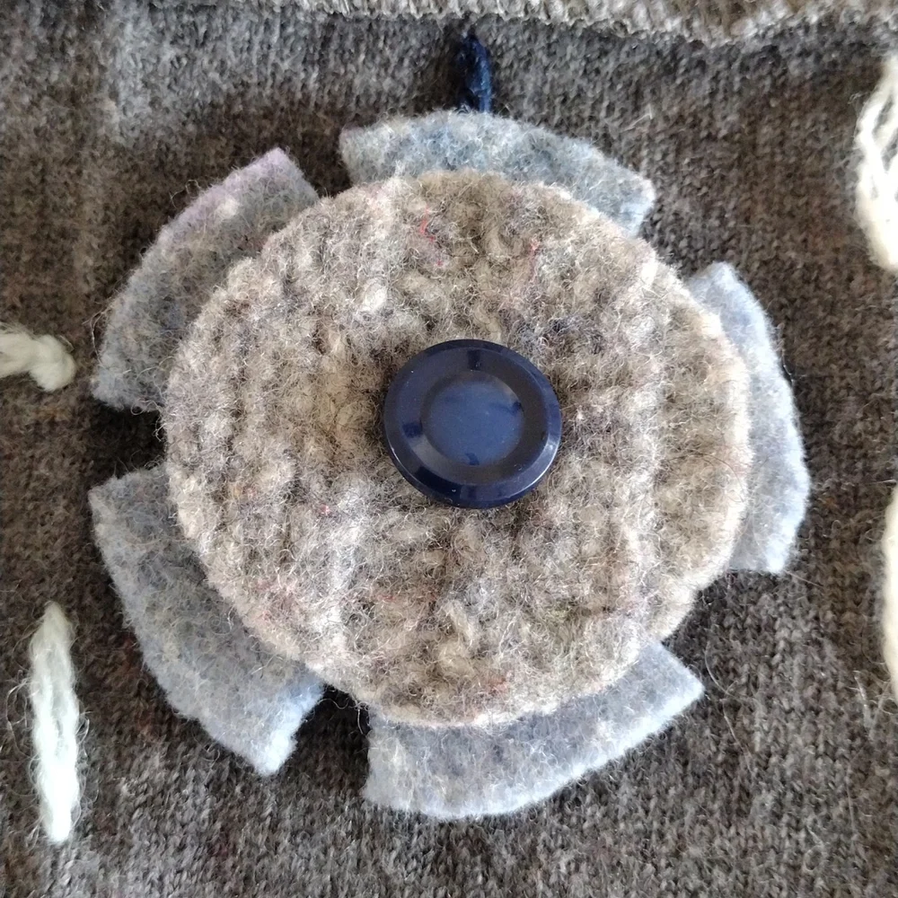 Baabaazuzu wool scarf gray with floral accents